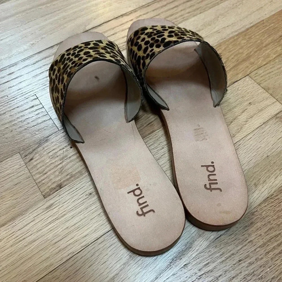 Find. Women’s Tan Leopard Print Pony hair Slide Leather Sandal 9.5 - Picture 8 of 10